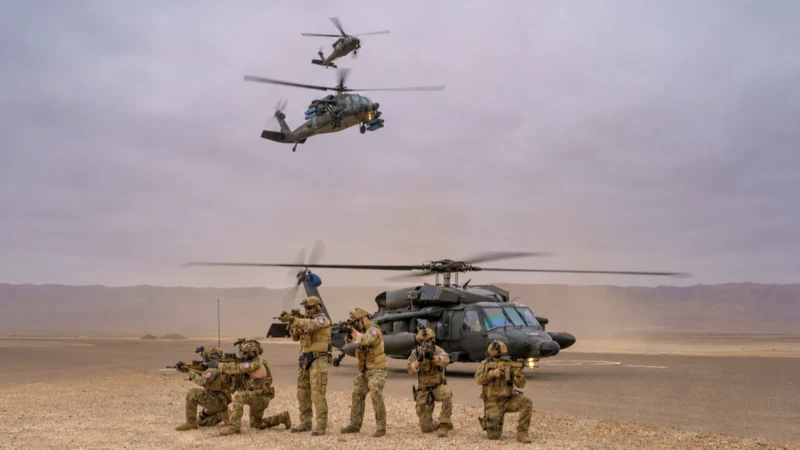 Comandos FACh junto a helic�pteros Black Hawk MH-60M de la� Fuerza A�rea de Chile (FACh) y los AH-60L Arp�a y UH-60 de la Fuerza Aeroespacial Colombiana (FAC), (Foto: FACh)